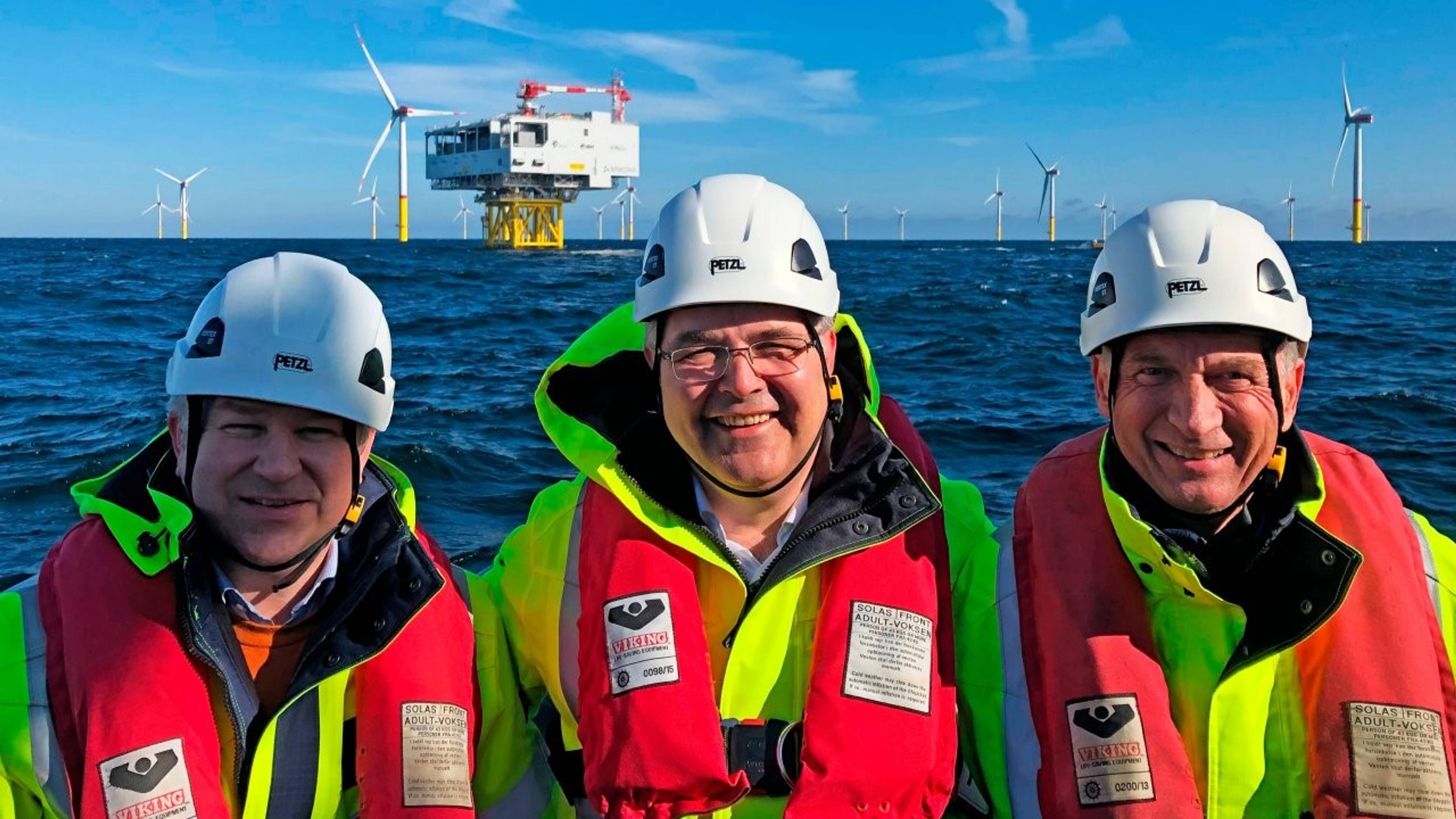 Besuch des Offshore-Windparks Arkona mit dem Boot: Pål Eitrheim (links), Equinors Executive Vice President für New Energy Solutions, der norwegische Energieminister Kjell-Børge Freiberg und der Equinors Aufsichtsratsvorsitzender Jon Erik Reinhardsen. (Foto: Eskil Eriksen / Equinor ASA)