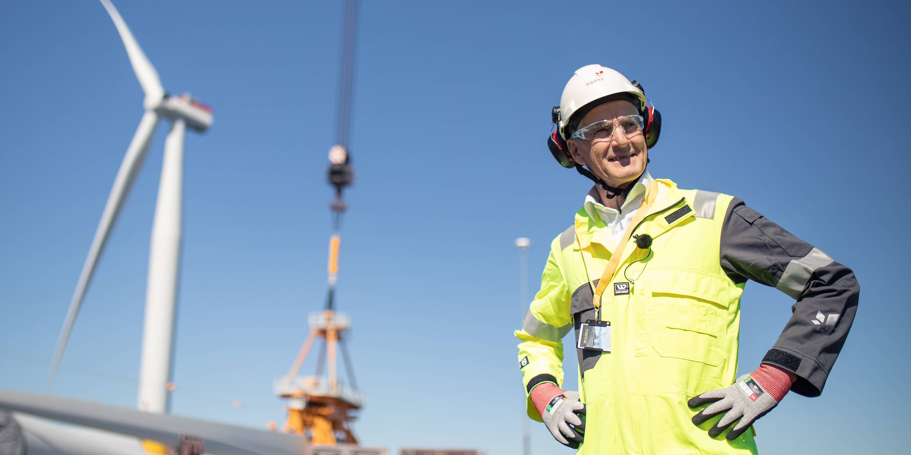 Prime minister Jonas Gahr Støre at the Hywind Tampen construction site.