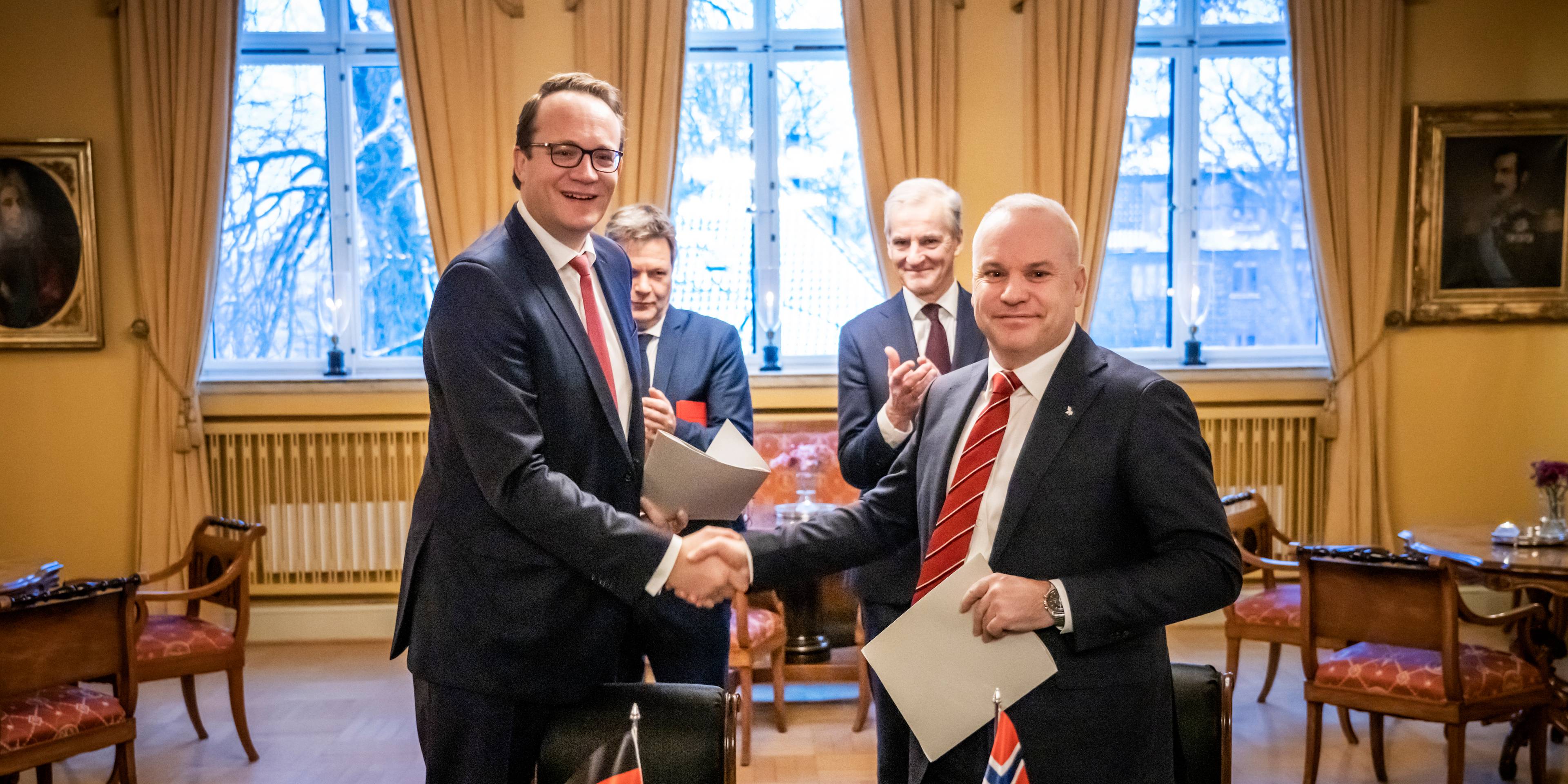 Equinors konsernsjef Anders Opedal signerte avtalen med RWEs konsernsjef Markus Krebber i Oslo 5. januar 2023, i nærvær av statsminister Jonas Gahr Støre og Tysklands visekansler Robert Habeck.
