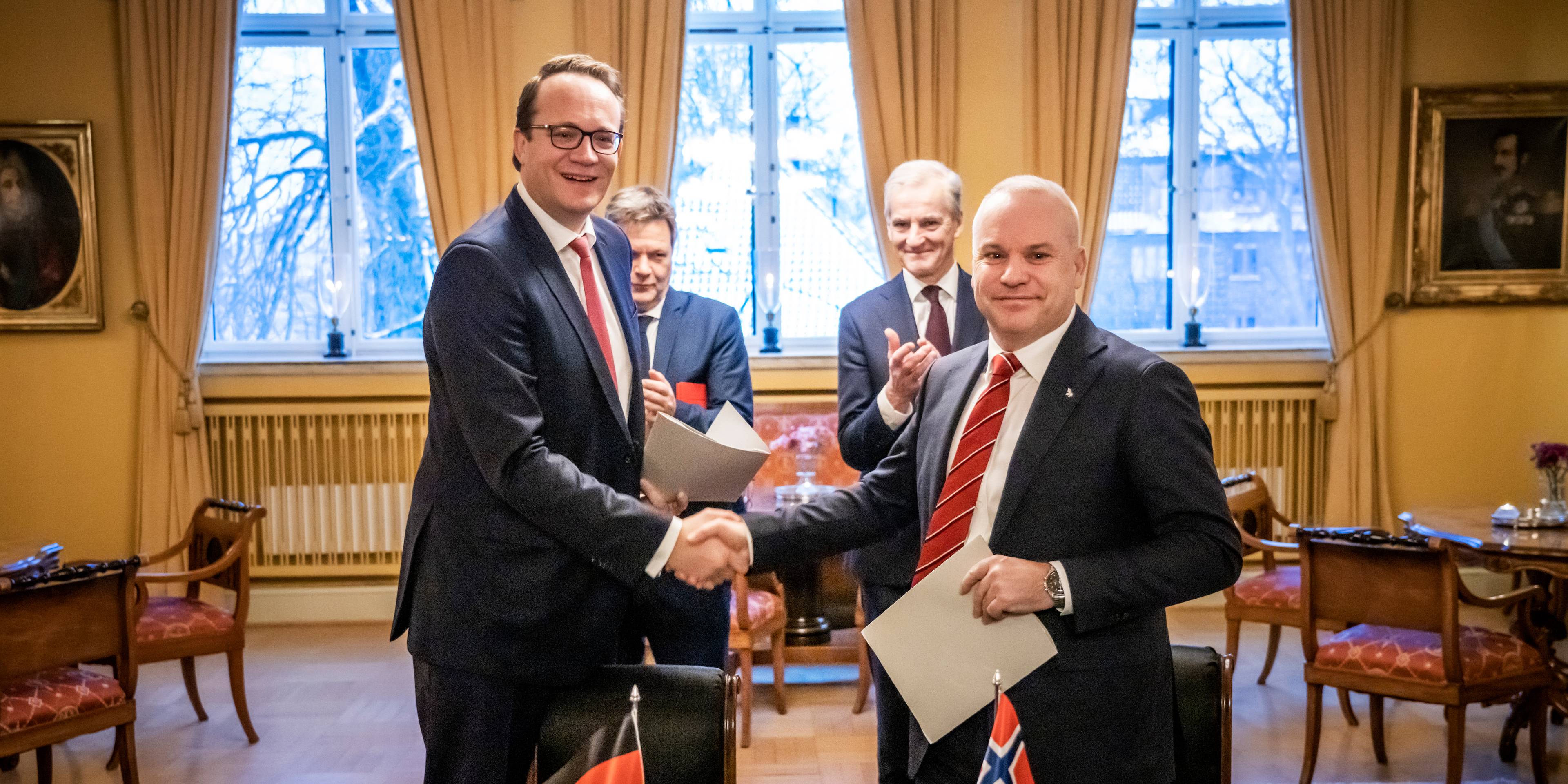 Equinor’s CEO and President Anders Opedal signed the agreement with RWE’s CEO Dr. Markus Krebber in Oslo on 5 January 2023, in the presence of Prime Minister Jonas Gahr Støre and Germany’s Vice Chancellor Robert Habeck. 