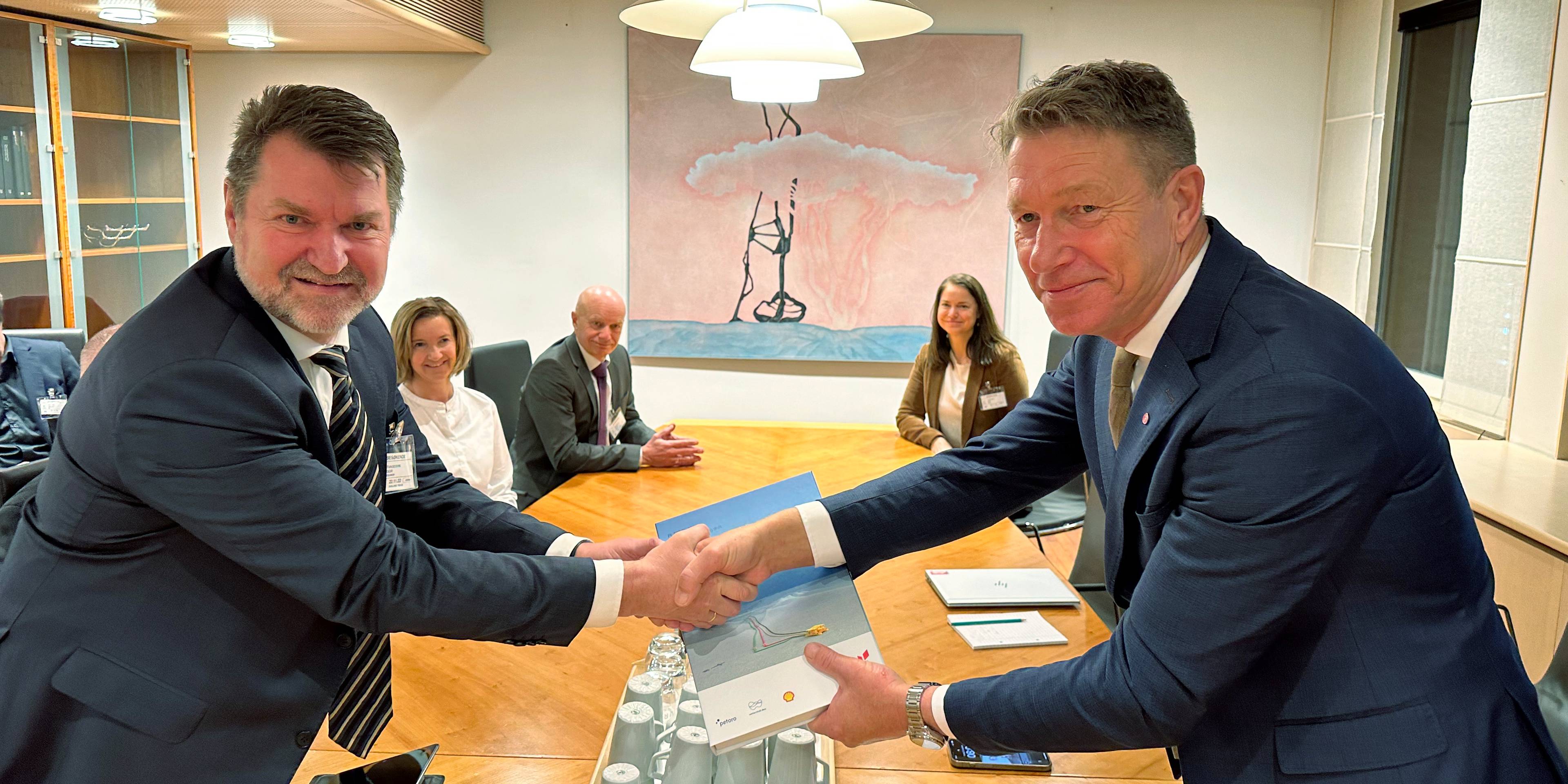 Geir Tungesvik (left) presented the PDO to the Minister for Oil & Energy, Terje Aasland.