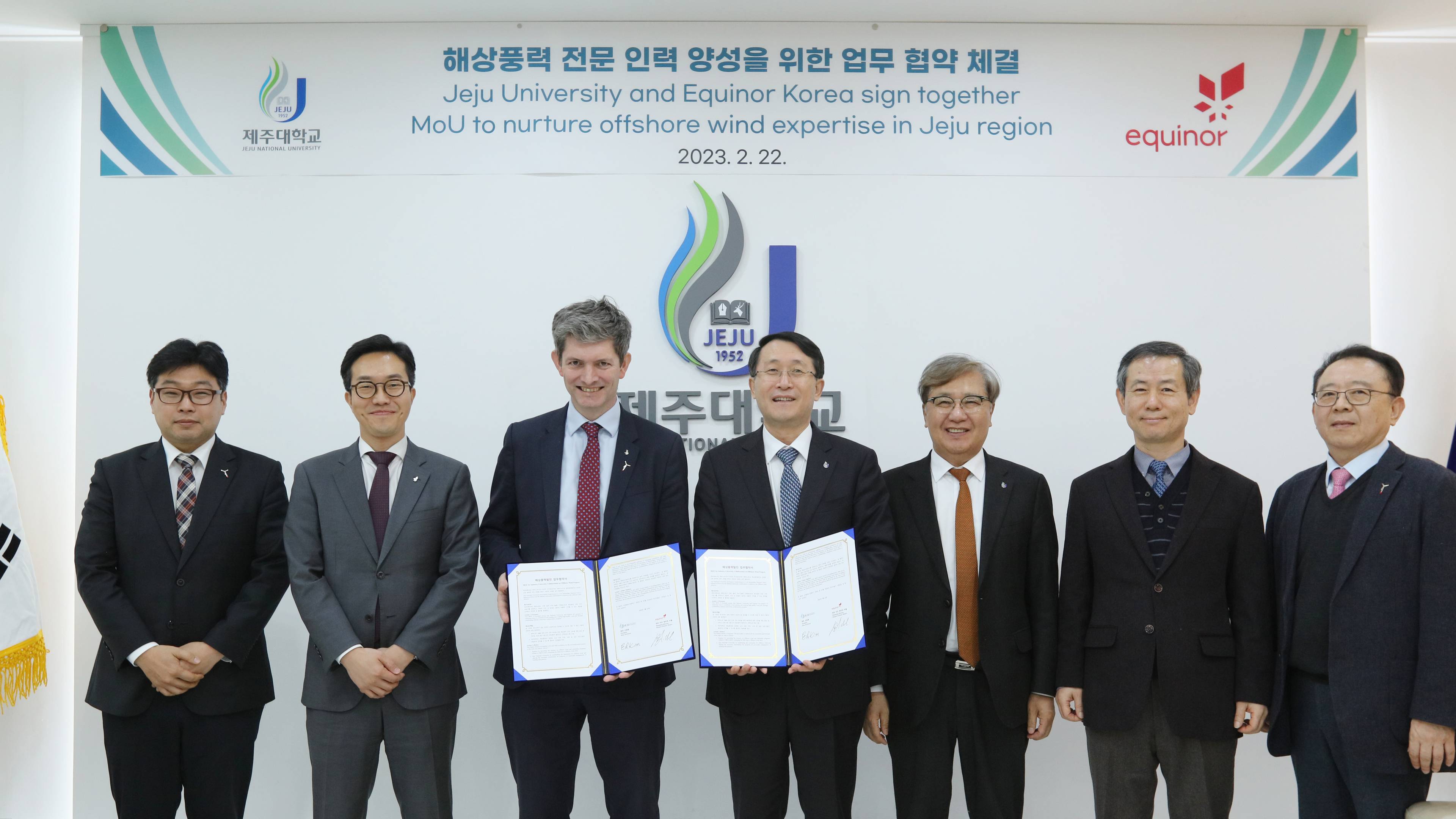 Photo description: from left, Equinor Korea BD Stakeholder Manager Jaeho Jung, BD Manager Peter (SungEun)  Kim, Country Managing Director Jacques-Etienne Michel, Jeju National University President Il-hwan Kim, Vice President of Education and Training Dong-jung Kim, Wind Engineering Professor Kyungnam Go and From Equinor Korea BD Advisor JinTae Kim
